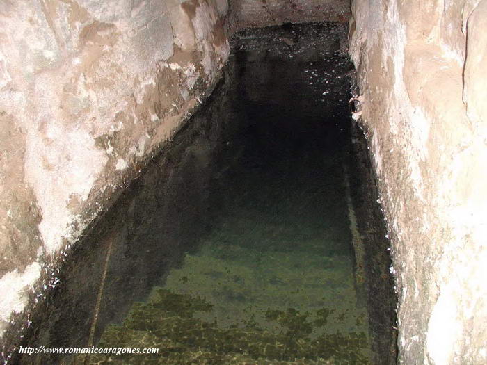 ESCALERAS BAJO EL NIVEL DEL AGUA